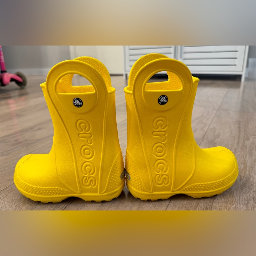 Crocs unisex yellow rainboots toddler c9